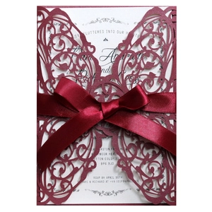 Elegante burgunderrote Schmetterling-Hochzeitseinladung mit weißer Karte und Satinband