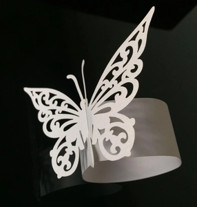 Elegante servilletero de mariposa blanca cortada con láser con un intrincado patrón y base