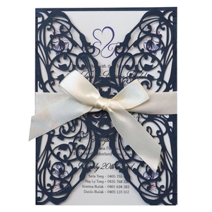 Dunkelblaue Laser-Cut Schmetterling Hochzeitseinladung mit weißer Schleife und Einlage