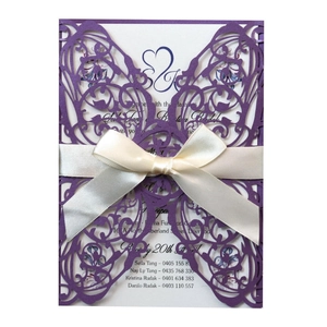 Violette lasergeschnittene Schmetterlings-Hochzeitseinladung mit Schleife und Einleger