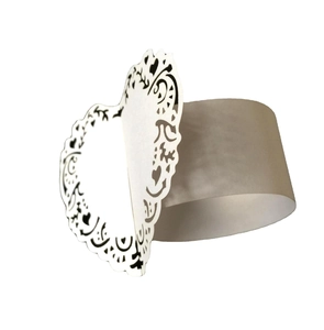 Elegantes servilleteros de papel blanco cortado con láser corazón para decoración de boda