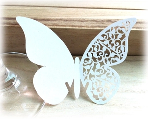 Macro di una carta a farfalla bianca tagliata al laser per decorazione bicchieri nozze