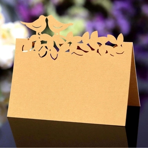 Marque-place en papier kraft découpé au laser avec motif oiseaux pour mariage