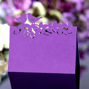 Élégante carte de place violette découpée au laser avec oiseaux et arbre pour mariage