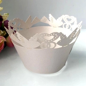 Caissettes à cupcakes découpées au laser avec motifs de cœur et colombe pour mariage