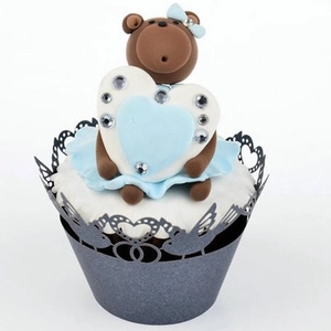 Caissettes à cupcakes découpées au laser avec décoration d'ours mignon sur fond blanc