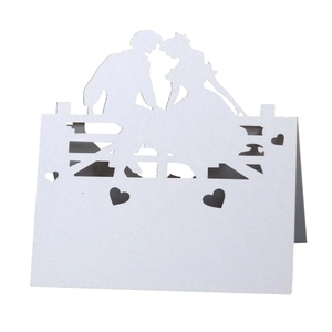 Elegante lasergeschnittene Platzkarte zur Hochzeit mit Schmetterling und Paar-Silhouette in Weiß