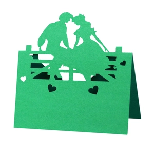 Laserschnitt grüne Platzkarte mit romantischem Paar-Silhouette für Hochzeiten