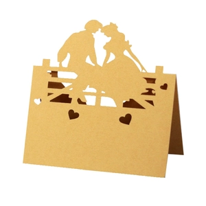 Lasergeschnittene Platzkarte aus Kraftpapier mit romantischer Kuss-Silhouette für Hochzeiten