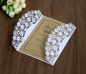 Invitation de mariage détaillée avec découpe laser, pochette blanche et papier kraft