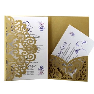 Goldene lasergeschnittene Hochzeitseinladung mit lila Blumendesign und Wunschbrunnen-Karte