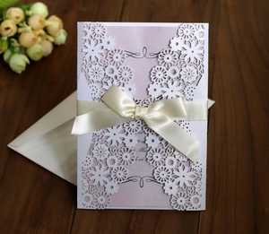 Invitation de mariage découpée au laser avec carte lavande, ruban et enveloppe assortie