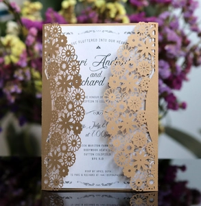 Détail d'invitation de mariage découpée au laser avec couverture dorée et insert blanc élégant