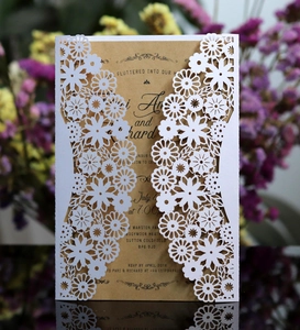 Détail de l'invitation de mariage découpée au laser avec insert en kraft et fleurs séchées