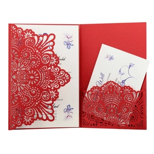 Elegante invito di nozze rosso tagliato al laser con pizzo intricato e cartoncino interno bianco