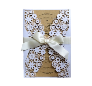 Faire-part mariage découpé au laser avec dentelle blanche florale et encart en papier kraft