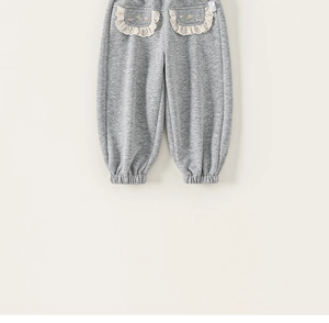 Détail du pantalon gris pour fille avec poche en dentelle et broderies florales