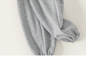 Détail du bas de pantalon de jogging gris chiné avec bordure en dentelle douce
