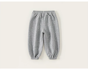 Détail du jogging gris chiné pour enfant avec taille élastique et chevilles côtelées