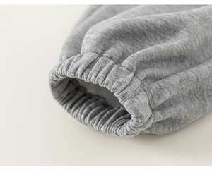 Détail des poignets élastiques gris côtelés sur un pantalon de jogging enfant
