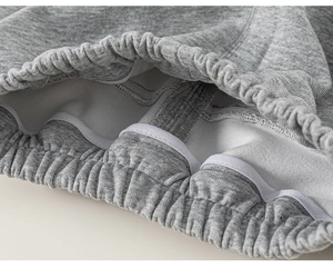 Vue macro détaillée de la taille élastique en tricot gris avec coutures de qualité