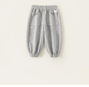 Détail du jogging en coton gris pour enfant avec taille élastique et grandes poches