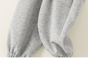 Gros plan détaillé du tissu en maille gris chiné avec ourlet élastique et couture soignée