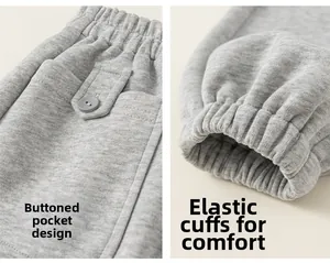 Détails du jogging gris clair pour enfant avec poches boutonnées et chevilles élastiquées