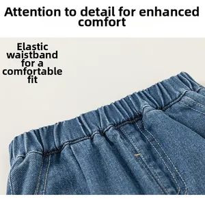 Dettaglio della vita elastica sui jeans blu da bambina con cuciture di precisione