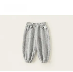 Détail du pantalon de jogging gris pour enfant avec taille élastique et grandes poches
