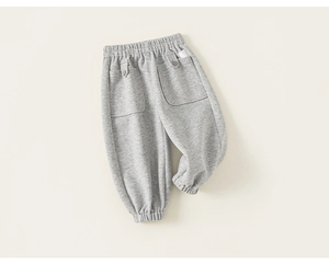 Détail du pantalon de jogging gris enfant avec taille élastique et poches boutonnées