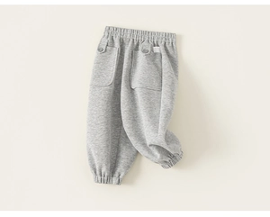 Détail du jogging gris pour enfant montrant le coton tricoté et la taille élastique