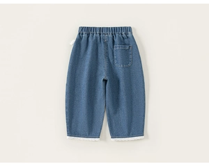 Dettaglio di pantaloni in denim per bambina con bordo in pizzo bianco ed elastico in vita