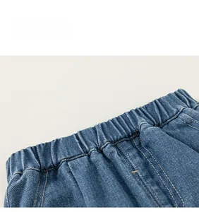 Vista macro dettagliata dell'elastico in vita dei jeans blu da bambina con cuciture pulite
