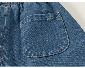 Dettaglio dei pantaloni di jeans per bambine con tasca posteriore e vita elastica ricamata