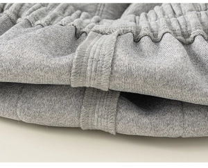 Vue détaillée de la taille élastique froncée sur un pantalon de sport gris pour enfants