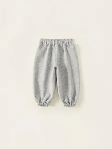Pantalon de jogging gris pour enfants avec taille élastique et chevilles resserrées en maille