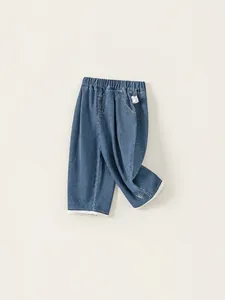 Jeans in denim per bambine con ricami e rifiniture in pizzo bianco sui polsini