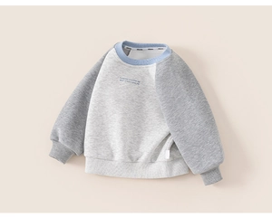 Detalle de tejido de punto de algodón y puños acanalados en sudadera infantil