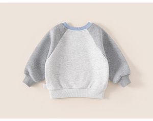 Detalle en plano de una sudadera gris para niños con mangas raglán y cuello de canalé azul
