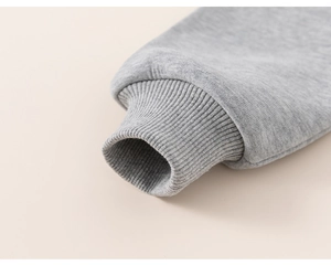 Primer plano de los puños acanalados grises en la sudadera de forro polar con costuras