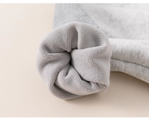 Primer plano del forro polar grueso y el tejido de punto suave en una sudadera gris