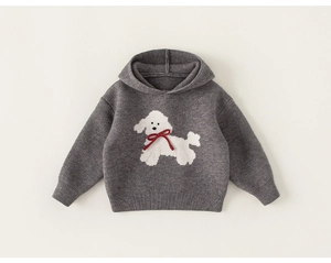 Dettaglio di un maglione grigio con cappuccio per bambina con cucciolo e fiocco