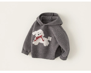 Dettaglio maglione grigio con cappuccio e motivo a cane con fiocco rosso in 3D