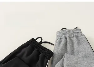 Details von elastischem Bund und zweifarbigen Kordelzügen an sportlichen Jogginghosen
