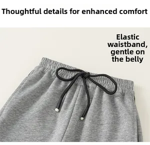 Detail der grauen Strick-Jogginghose mit elastischem Bund und schwarzem Kordelzug