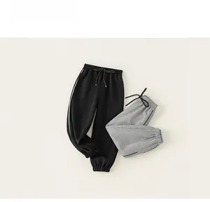 Flachbild von Kinder-Jogginghosen in Schwarz und Grau mit elastischem Kordelzug am Bund