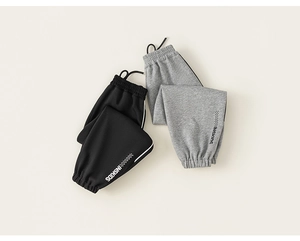 Details der Kinder-Jogginghose mit elastischem Kordelzug und seitlichem Buchstabendruck