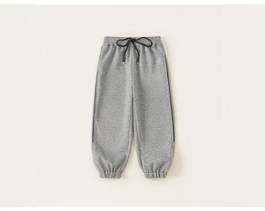 Detail einer grauen Kinder-Jogginghose mit elastischem Kordelzug und schwarzen Paspeln