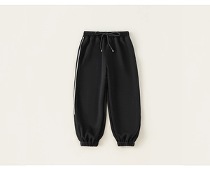 Detail der schwarzen Kinder-Jogginghose mit Kordelzug und weißem Seitenstreifen-Design
